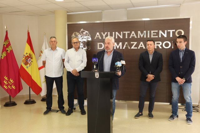 Firma del contrato para la renovacin integral de parques infantiles en Mazarrn, Foto 1