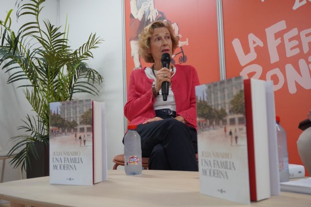 El furor literario de Julia Navarro hace lleno en la Feria del Libro de Murcia El furor literario de Julia Navarro hace lleno en la Feria del Libro de Murcia