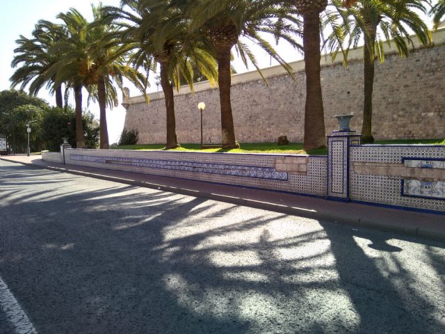 Ciudadanos Cartagena pedirá en el Pleno que el Gobierno local adecente los murales de azulejos en la avenida Trovero Marín - 1, Foto 1