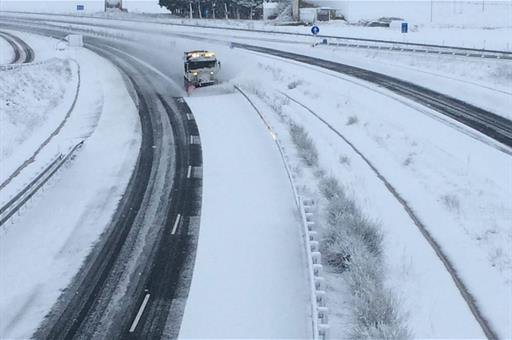 Fomento actúa en la Red de Carreteras del Estado para afrontar el temporal de nieve en las Comunidades Autónomas afectadas - 1, Foto 1