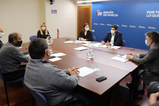 López Miras: Daremos la batalla para que no se arrebate la libertad de las familias de la Región para elegir qué modelo educativo quieren para sus hijos - 2, Foto 2