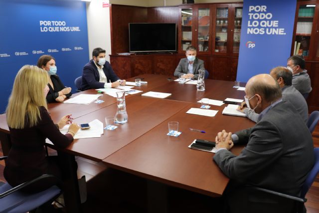 López Miras: Daremos la batalla para que no se arrebate la libertad de las familias de la Región para elegir qué modelo educativo quieren para sus hijos - 3, Foto 3