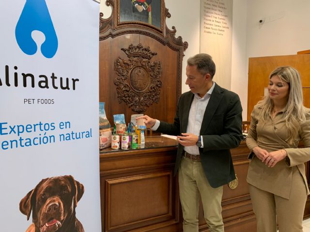 El Ayuntamiento renueva el convenio de colaboración con ALINATUR PETFOOD para proporcionar pienso a colonias felinas en Lorca - 3, Foto 3