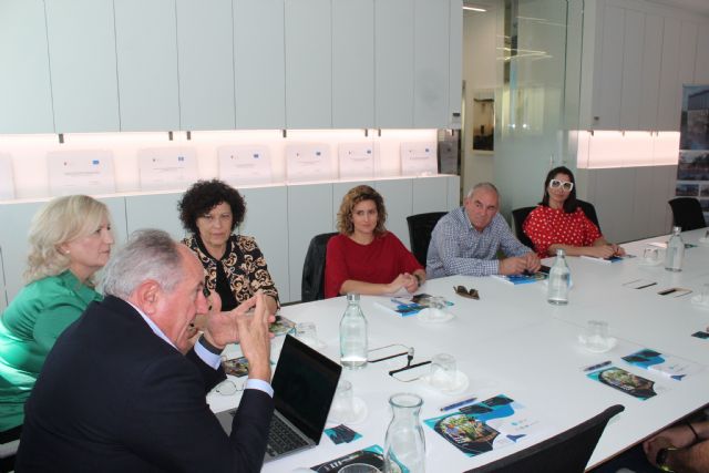 El equipo de Gobierno visita la empresa lumbrerense 'Caudal' - 2, Foto 2