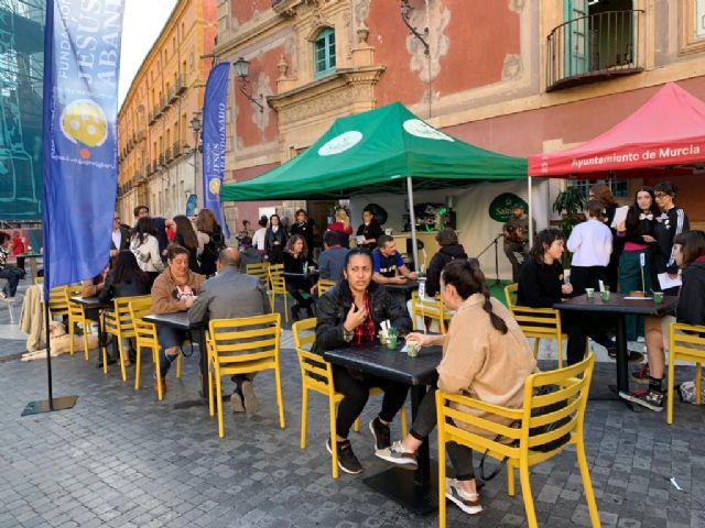 La plaza Belluga se convierte en una cafetería solidaria contra la soledad no deseada - 2, Foto 2