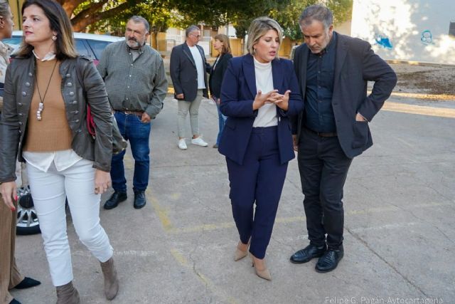 La alcaldesa reúne a vecinos y a la ONG encargada del dispositivo de emergencia humanitaria en el campamento del Hospital Naval - 1, Foto 1