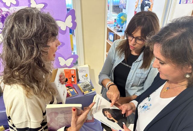 Abierto el punto violeta de lectura en la biblioteca municipal para conmemorar el 25-N - 2, Foto 2