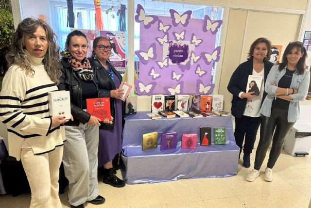 Abierto el punto violeta de lectura en la biblioteca municipal para conmemorar el 25-N - 4, Foto 4