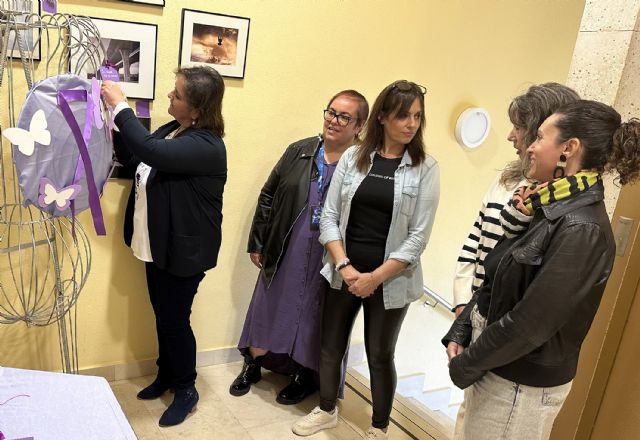 Abierto el punto violeta de lectura en la biblioteca municipal para conmemorar el 25-N - 5, Foto 5