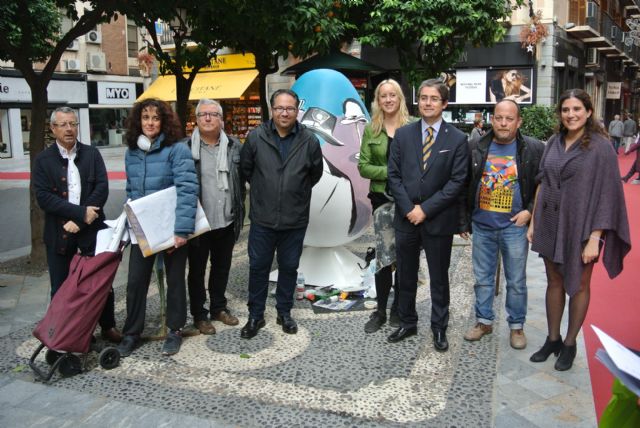 Diez pintores plasman su visión de Murcia en huevos gigantes repartidos por plazas emblemáticas de la ciudad - 1, Foto 1