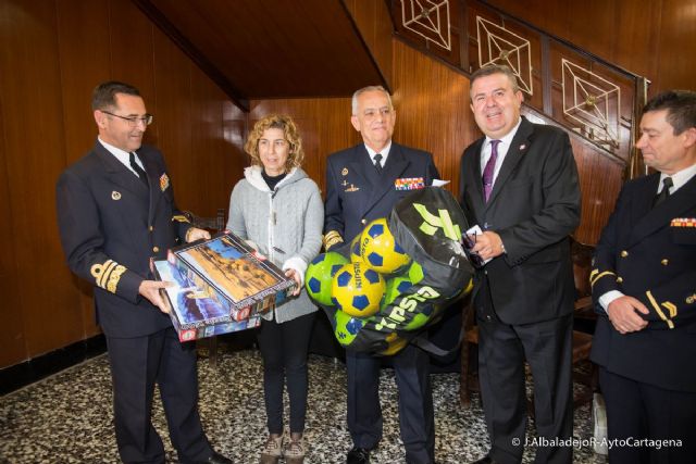 La Armada colabora con el Ayuntamiento de Cartagena en la campaña de juguetes - 1, Foto 1