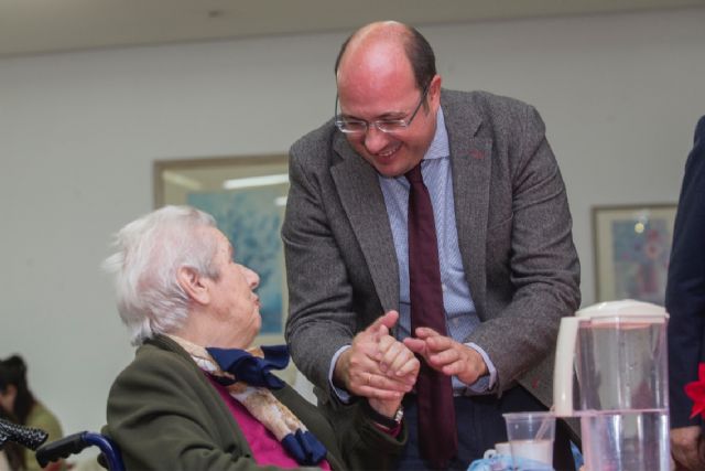 El presidente de la Comunidad visita en Murcia la residencia de personas mayores del barrio de San Basilio - 1, Foto 1