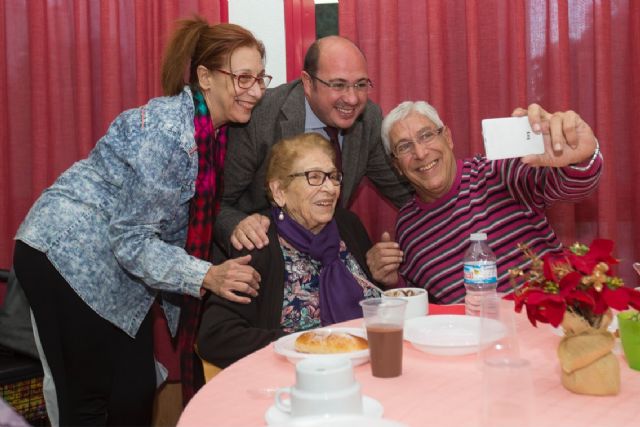 El presidente de la Comunidad visita en Murcia la residencia de personas mayores del barrio de San Basilio - 2, Foto 2