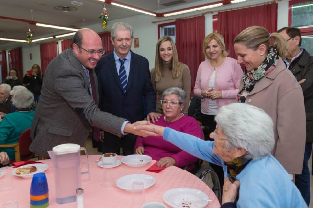 El presidente de la Comunidad visita en Murcia la residencia de personas mayores del barrio de San Basilio - 4, Foto 4