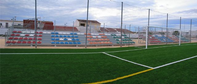 El campo de fútbol municipal Onofre Fernández Verdú ya luce renovado su césped artificial - 1, Foto 1