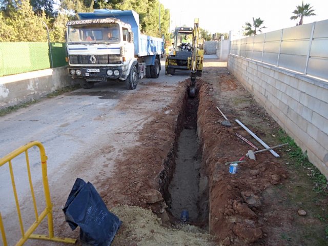 Comienzan las obras de renovación de la tubería de distribución de agua potable en el Camino del Polideportivo, Foto 1