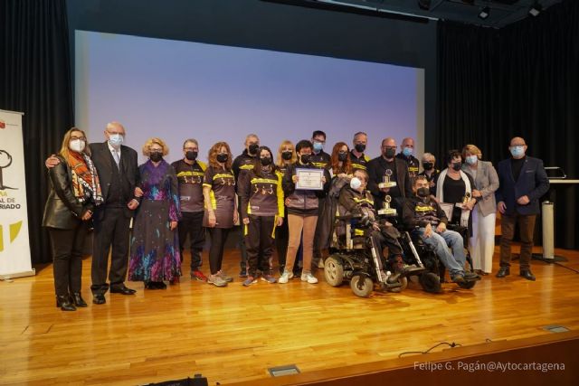 El fotógrafo Pablo Sánchez del Valle y Zancadas sobre ruedas reciben sus premios al Compromiso Voluntario - 1, Foto 1