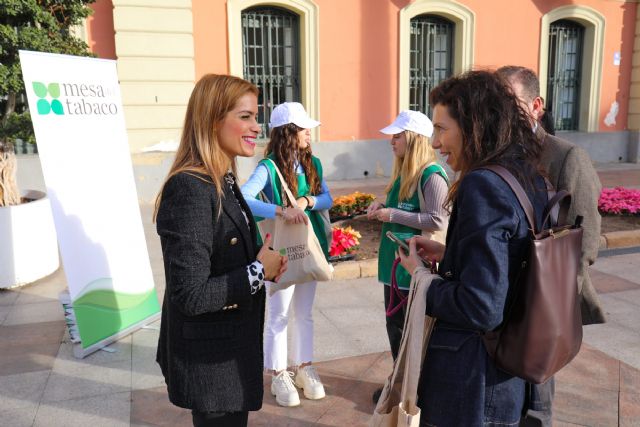 La campaña 'Depende De TODOS' repartirá 4.500 ceniceros portátiles para desechar correctamente las colillas - 3, Foto 3