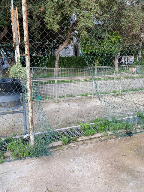 MC denunciará en el Pleno el deplorable estado de la pista deportiva del Parque Antoñares en Los Barreros - 2, Foto 2