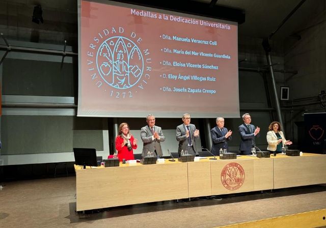 Juan María clausura el acto de reconocimiento a más de 300 docentes de la UMU entre jubilados en los últimos dos cursos o cumplido 25 años de trabajo en la institución - 1, Foto 1