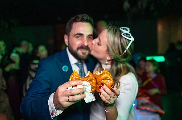 Locos por el pollo: la pareja murciana que ha celebrado su boda con el mejor sabor de popeyes - 1, Foto 1