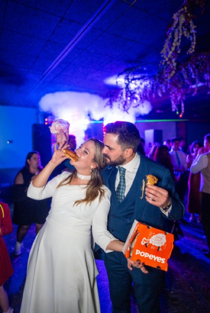 Locos por el pollo: la pareja murciana que ha celebrado su boda con el mejor sabor de popeyes - 2, Foto 2