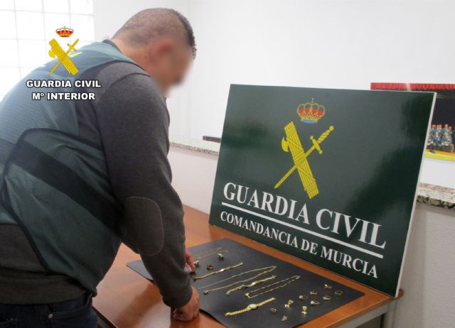 La Guardia Civil desmantela en San Javier un grupo delictivo dedicado a la sustracción de joyas - 2, Foto 2