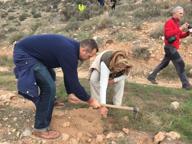 La CARM premia el proyecto de repoblación forestal en el castillo desarrollado por el grupo senderista La Carrasca en colaboración con el Ayuntamiento - 1, Foto 1