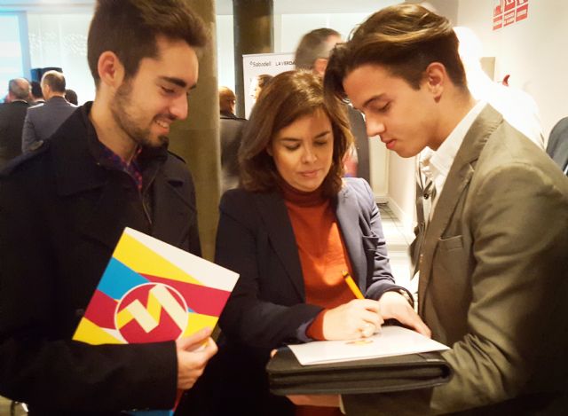 La vicepresidenta del Gobierno de España Soraya Sáenz de Santa María alienta a FEREMUR a seguir trabajando por la educación y los estudiantes - 2, Foto 2