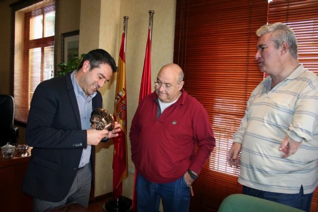 AVITE muestra al Alcalde de Alcantarilla el premio León de Bronce obtenido en el Festival de Cannes - 1, Foto 1