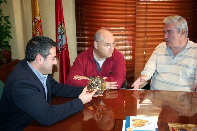 AVITE muestra al Alcalde de Alcantarilla el premio León de Bronce obtenido en el Festival de Cannes - 4, Foto 4