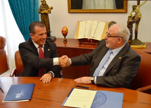 El Director Médico de Hospital La Vega, Pedro Mateo y el Presidente de la Universidad Católica San Antonio de Murcia, José Luis Mendoza, durante la firma, Foto 1