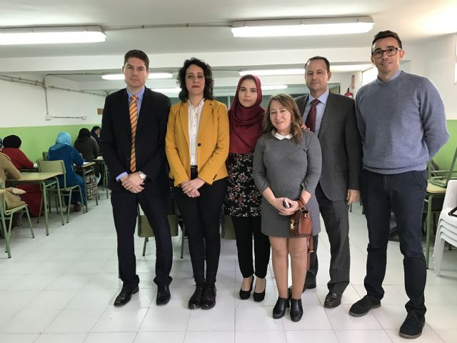 90 mujeres participan en el “Taller de español para madres extranjeras” en el Colegio Hernández Ardieta de Roldán - 1, Foto 1