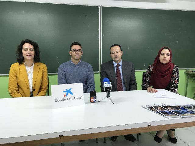 90 mujeres participan en el “Taller de español para madres extranjeras” en el Colegio Hernández Ardieta de Roldán - 2, Foto 2