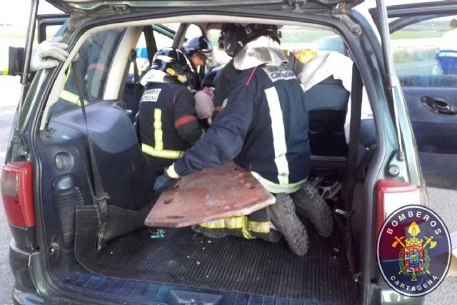 Los bomberos rescatan a dos ocupantes de un monovolumen tras colisionar con otro vehiculo - 1, Foto 1