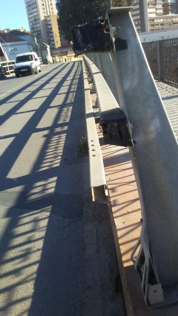 Cs Cartagena denuncia el riesgo para la seguridad vial en el puente del Barrio de la Concepción debido al pretil defectuoso - 3, Foto 3