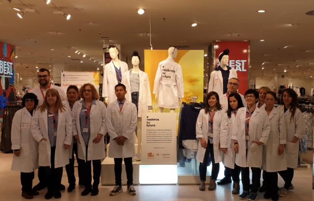 C&A viste sus cuatro tiendas de Murcia con batas blancas en el Día Internacional Contra el Cáncer Infantil - 3, Foto 3