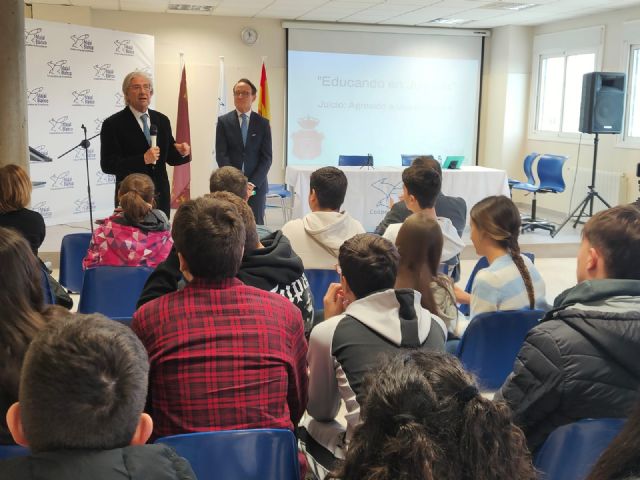 El programa ‘Educando en justicia’ lleva al centro educativo Majal Blanco de Santomera al fiscal superior y a un magistrado del TSJ - 1, Foto 1