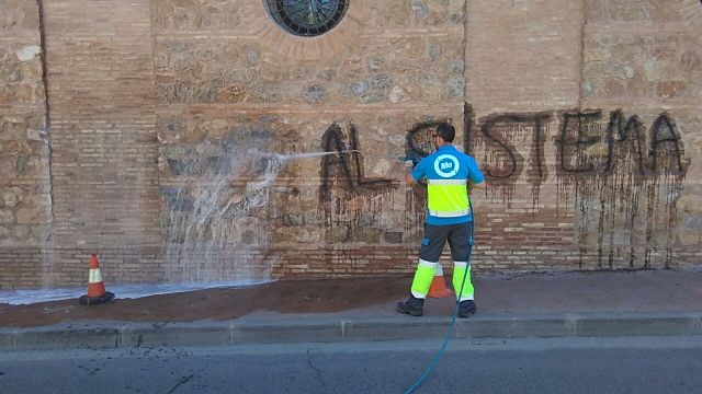 La Oficina Municipal del Grafiti trabaja en la limpieza de pintadas en la iglesia Pasos de Santiago - 1, Foto 1