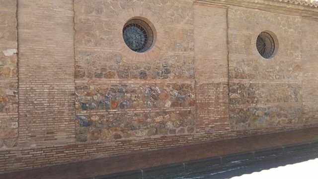 La Oficina Municipal del Grafiti trabaja en la limpieza de pintadas en la iglesia Pasos de Santiago - 2, Foto 2