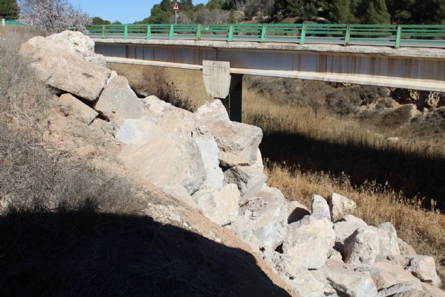 La JGL aprueba las dos primeras certificaciones de las obras del muro de la escollera del Puente del Poyo - 1, Foto 1