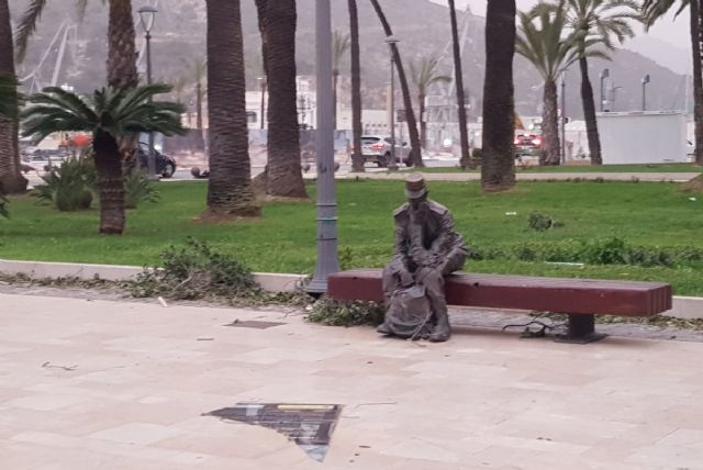 Policía Local y Bomberos atienden una veintena de incidencias por el temporal de viento en Cartagena - 1, Foto 1