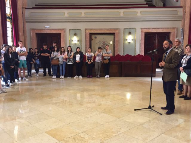 Rafael Gómez recibe a 23 alumnos ingleses en el Ayuntamiento de Murcia - 1, Foto 1