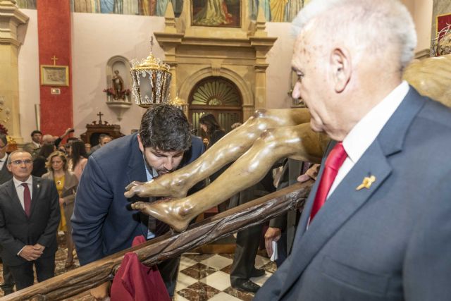 El presidente Fernando López Miras asiste al tradicional besapié a la imagen del Santísimo Cristo del Perdón - 1, Foto 1