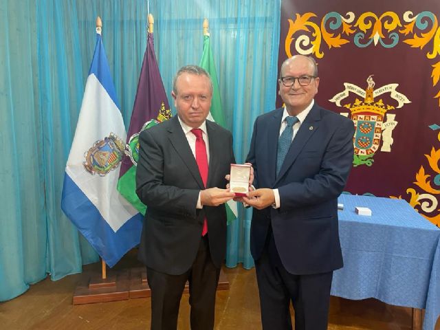 Hipólito Romero recibe la Medalla de San Isidoro de Sevilla de la UNEE - 1, Foto 1