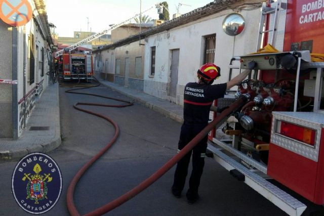 Bomberos de Cartagena sofocan un incendio en una vivienda abandonada de El Algar - 1, Foto 1