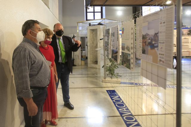 La UCAM recoge en una exposición más de diez años de construcción sostenible - 1, Foto 1