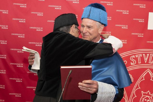 La Universidad de Murcia recibe en su claustro de honor a los químicos María Vallet y Rainer Streubel - 2, Foto 2