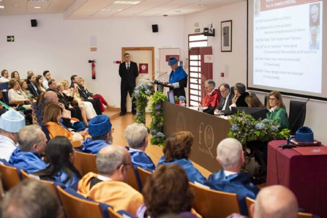 La Universidad de Murcia recibe en su claustro de honor a los químicos María Vallet y Rainer Streubel - 4, Foto 4