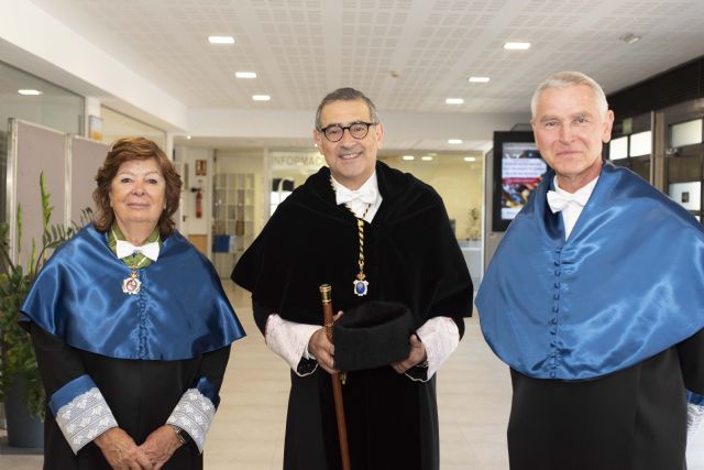 La Universidad de Murcia recibe en su claustro de honor a los químicos María Vallet y Rainer Streubel - 5, Foto 5